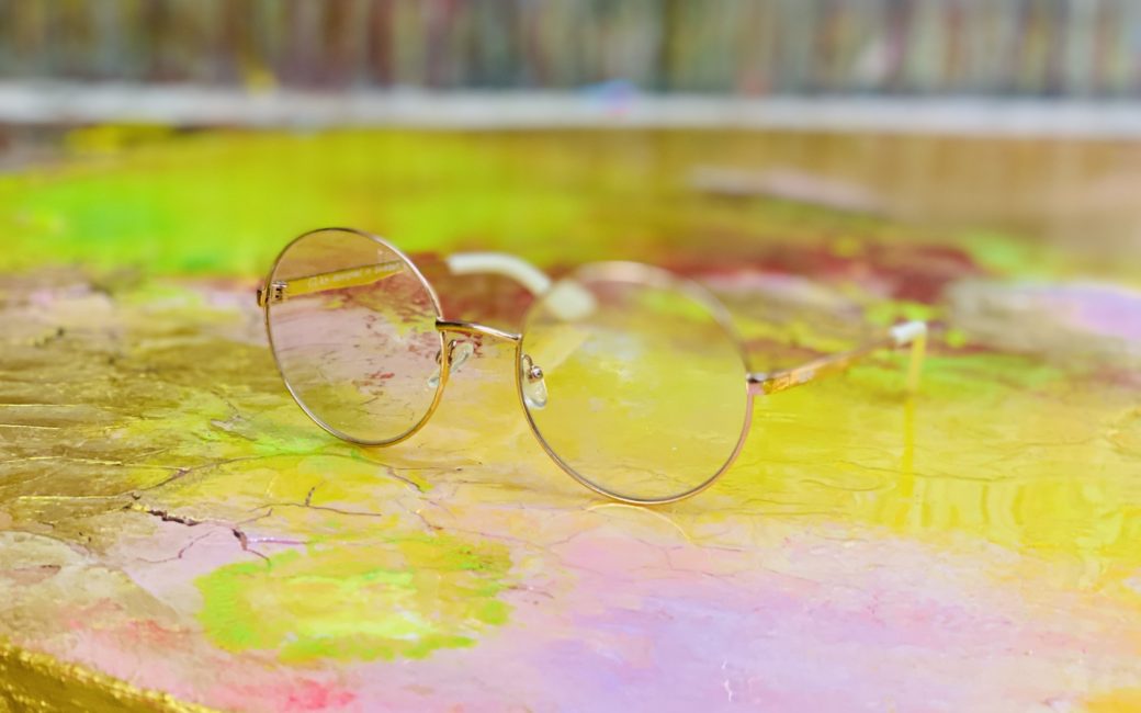 Wahrgebungsbrille auf einem Kunstwerk - BirgitDierker